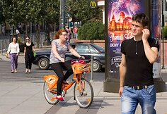 Oranžiniais dviračiais važinėjasi ir dviratininkai, ir net gyvūnai.