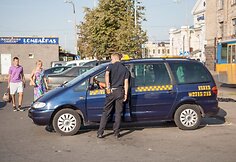 Taksistai tikrinami Vilniaus oro uoste ir šalia Geležinkelio stoties.