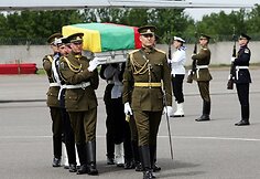 Afganistane žuvusio Lietuvos kario A.Jarmalavičiaus palaikų pasitikimo ceremonija Vilniaus oro uoste.