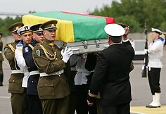 Afganistane žuvusio Lietuvos kario A.Jarmalavičiaus palaikų pasitikimo ceremonija Vilniaus oro uoste.