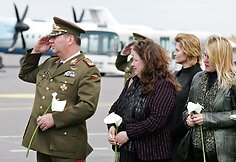 Afganistane žuvusio Lietuvos kario A.Jarmalavičiaus palaikų pasitikimo ceremonija Vilniaus oro uoste.