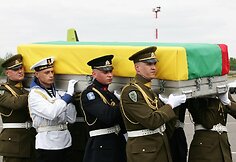 Afganistane žuvusio Lietuvos kario A.Jarmalavičiaus palaikų pasitikimo ceremonija Vilniaus oro uoste.
