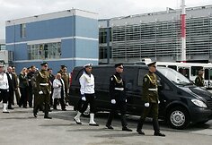 Afganistane žuvusio Lietuvos kario A.Jarmalavičiaus palaikų pasitikimo ceremonija Vilniaus oro uoste.