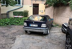 Trukdantys automobiliai Vilniaus Palangos g. kieme