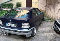 Trukdantys automobiliai Vilniaus Palangos g. kieme