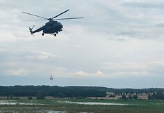 Sraigtasparnis mėto smėlio maišus šiaurinėje Lenkijoje