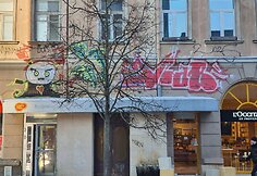 Grafičiai ant Gedimino pr. 33 namo