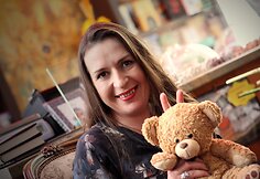 Kristina Sabaliauskaitė su knygyno simboliu me&scaron;kinu