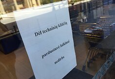 Vilniaus „Maximoje“ nukrito lubų apdailos dalis