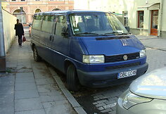 Vilniuje, Pranciškonų gatvėje, apie pusantro mėnesio (pastebėjau kovo 20 d.) mokamoje parkavimo vietoje stovi automobilis su Lenkijos valstybiniu numeriu.
