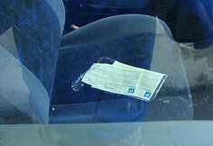 Vilniuje, Pranciškonų gatvėje, apie pusantro mėnesio (pastebėjau kovo 20 d.) mokamoje parkavimo vietoje stovi automobilis su Lenkijos valstybiniu numeriu.