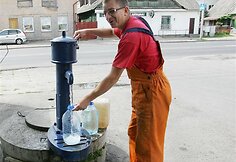 Automobilių meistras R.Milčius i&scaron; vandens kolonėlės per dieną įsipila apie 20 litrų vandens rankoms nusiplauti. 