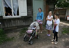 Gintarė Bobytė kasdien pati kibirais atsine&scaron;a vandenį.