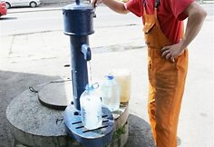 Automobilių meistrui Rolandui Milčiui nesunku atsine&scaron;ti vandens.