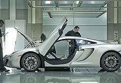 MP4-12C superautomobilis &bdquo;McLaren&ldquo; gamykloje