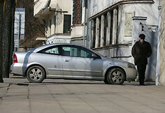 Automobilis ant šaligatvio