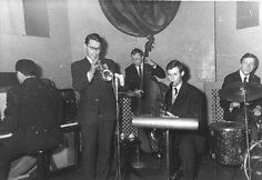 1969&ndash;1970 m. ansamblis &bdquo;Orbita&ldquo;: Ž.Rugelevičius (trimitas), V.Biely (kontrabosas),  R.Brazaitis (saksofonas), J.Snie&scaron;ka (būgnai).