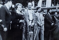 V.Adomonis (ketvirtas iš kairės). Atidengiant Vytauto Didžiojo paminklą. 1990 m. liepos 15 d., Kaunas.