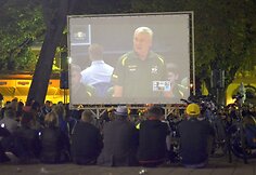 Kauniečiai stebi rungtynes