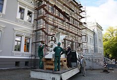 Sumontuoti skulptūrinę kompoziciją - vienas svarbiausių pastato atkūrimo darbų.