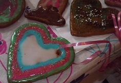 Tarp išmargintų meduolių – ir Violetos Tarasovienės spalvinga širdelė.