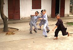 Budizmo mokykla. Laisvalaikiu vaikai žaidžia savadarbiu kamuoliuku