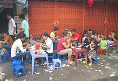Užkandinė šalia turgaus. Vietnamiečiai visas maisto atliekas, servetėles meta po stalu. Svarbiausia, kad stalas būtų švarus. Lankytojams išėjus, kavinės savininkas su stipria vandens srove viską nuplauna