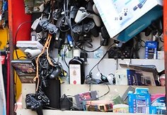 Viskis parduodamas tarp elektros įrangos