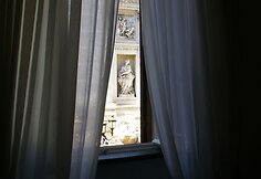 Trevi fontano kamputis per vie&scaron;bučio Fontana langą