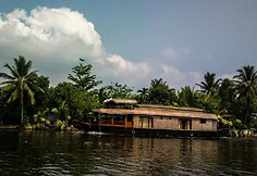 Plaukiojantys namai su visais patogumais. Alleppey miestelio pa&scaron;onėje tokių gražuolių i&scaron;tisi rajonai.