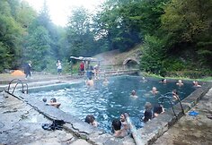 Boržomio parke nuo senų laikų likęs baseinas - mėgiamas ir vietinių, ir turistų