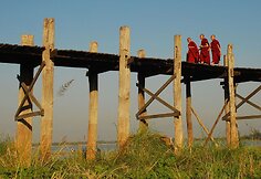 Budistų vienuoliai žygiuoja ilgiausiu pasaulyje tikmedžio tiltu Amarapuroje, Mianmare.
