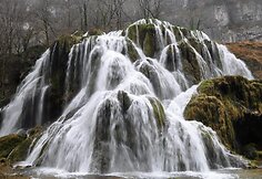 Įspūdingi kriokliai/kaskados rytų Prancūzijos viduramži&scaron;kame kalnų miestelyje Baume les Messieurs Franche