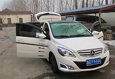 Kiniškas automobilis su „Mercedes-Benz“ grotelėmis