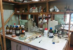 Seimo nario Manto Adomėno tėvas chemikas Povilas Adomėnas kaltinamas žmonių nuodijimu