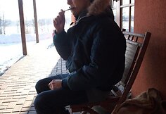 Šokolado gamintojas sėdi šalia savo šokolado fabrikėlio