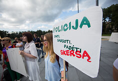 Protesto akcija, siekiant paraginti policiją geriau tirti neapykantos nusikaltimus