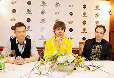 Aleksandras Rybakas (centre)