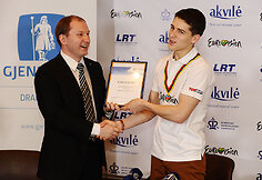 Donatas Montvydas (dešnėje)