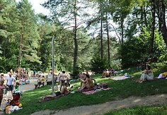 Prie Žaliųjų ežerų kar&scaron;tą savaitgalį suvažiuoja daugybė vasaros malonumų mėgėjų. 