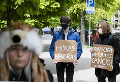 Gyvūnų mylėtojai rinkosi prie Aplinkos ministerijos