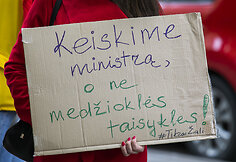 Gyvūnų mylėtojai rinkosi prie Aplinkos ministerijos
