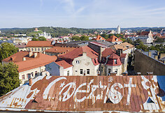 Užrašas „Coexist“ ant Pylimo g. 2 pastato stogo Vilniuje