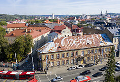 Užrašas „Coexist“ ant Pylimo g. 2 pastato stogo Vilniuje
