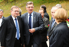 Prie A.M.Brazausko kapo Antakalnio kapinėse padėta gėlių
