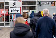 Eilės prie bankomatų