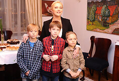 Agnė Grigaliūnienė su sūnumi Gabrieliumi (centre) ir krik&scaron;tasūniu Rojumi (de&scaron;inėje)