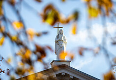 Sugrąžintos skulptūros ant Vilniaus evangelikų reformatų bažnyčios stogo