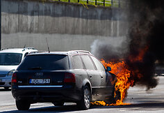 Sostines Drujos gatvėje užsiliepsnojo &bdquo;Audi&ldquo;