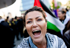 Likus valandai iki &bdquo;Eurovizijos&ldquo; finalo prie Malmės arenos policija sulaikė kelias de&scaron;imtis Palestinos rėmėjų